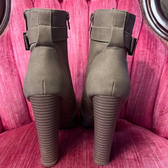 Shoe Dazzle "Brea" Tan Platform Hiker Booties Women's Size 7 - Picture 4 of 8